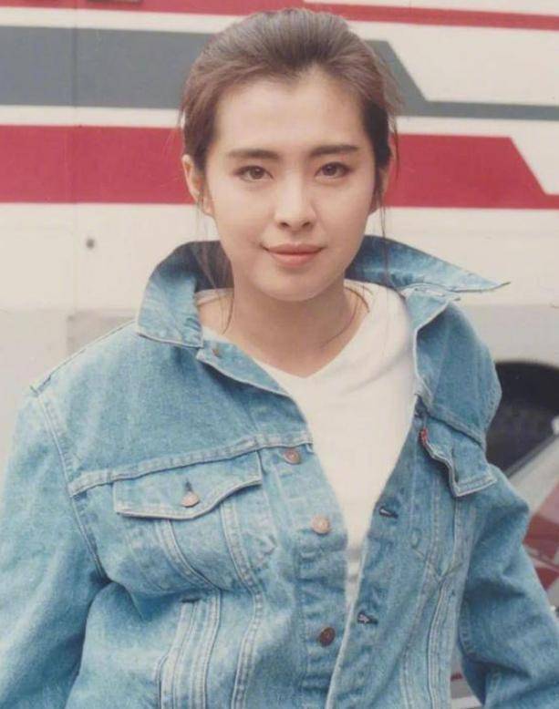 大妈|王祖贤近照公开，肚子突出双手壮实，大妈身材却有少女脸