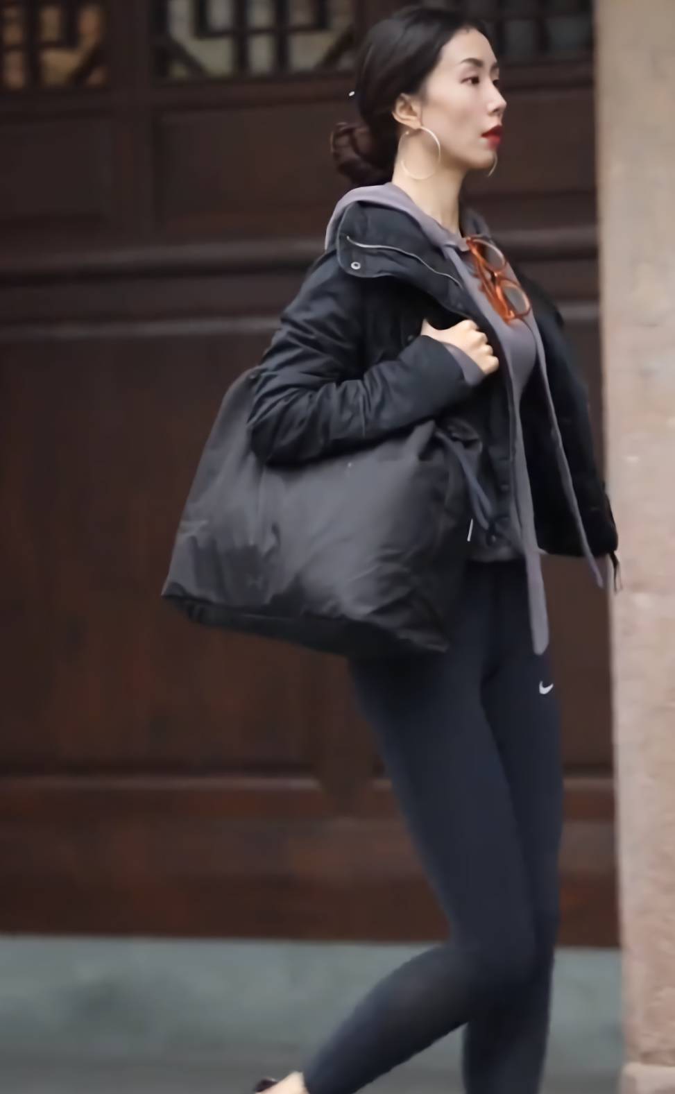 耐克|成都小姐姐引领了潮流，带火耐克牌“芝麻裤”，显瘦耍酷全靠它！