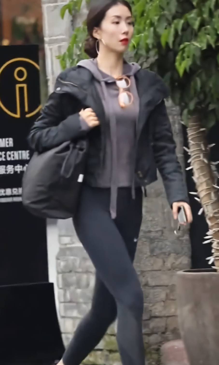 耐克|成都小姐姐引领了潮流，带火耐克牌“芝麻裤”，显瘦耍酷全靠它！