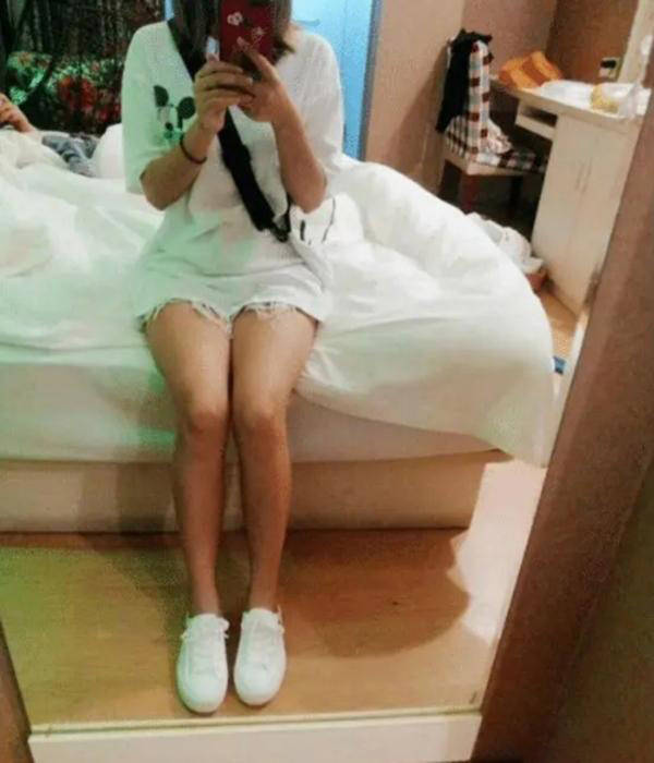 21.妹子别再用手挡着了,亮点我们已经看到了,真尴尬.