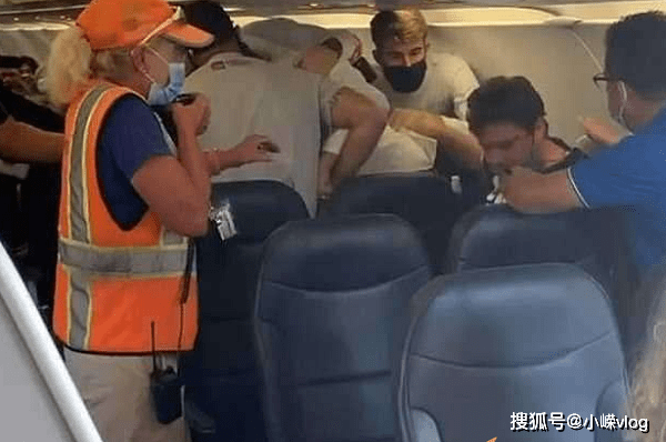 老人拒绝戴口罩遭乘客围殴 并赶下飞机