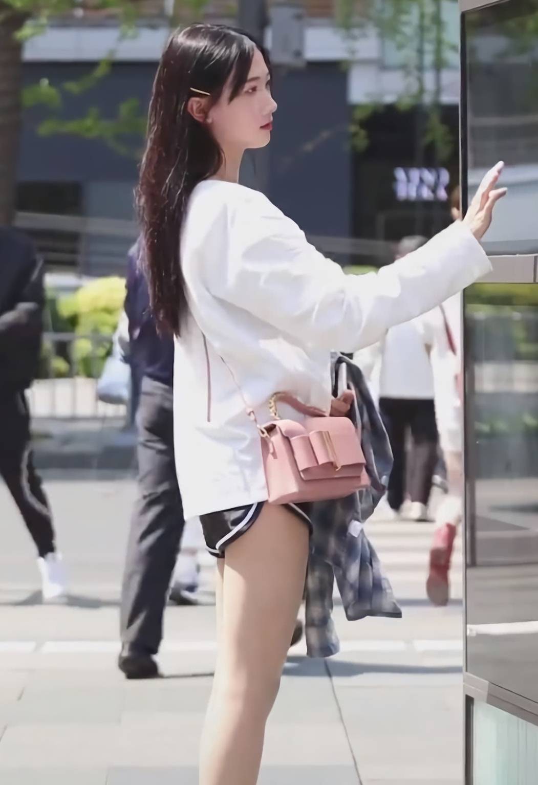 中分|成都小甜甜太会穿了，T恤配上“中分裤”，秀腿长还甜skr人！