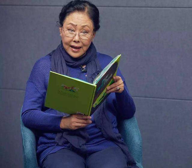 斯琴高娃无惧变老,穿波点衫配老花镜低调又端庄,真像邻家奶奶