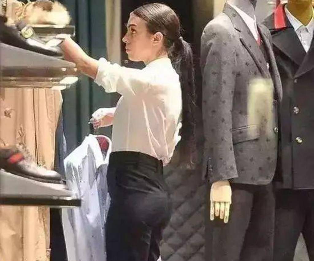 罗是|C罗是有福之人！乔治娜盛装出席时装秀，场外早已成为女强人