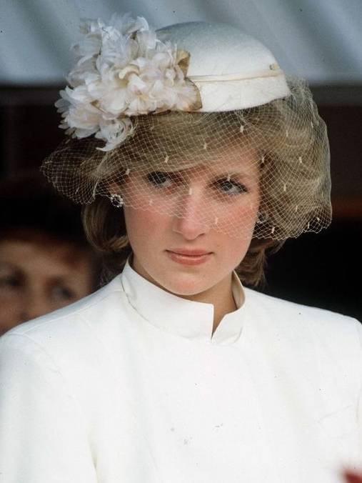 经典|戴安娜穿搭已成经典！离世22年依然时髦气质，名副其实的时尚偶像