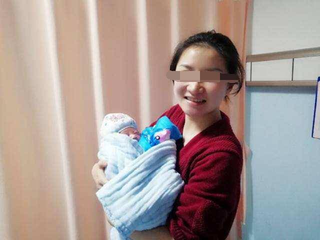 先抱|这4人要主动远离新生儿谁先抱像谁？宝宝出生后抱的人有讲究