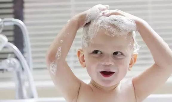 爸妈|杭州3岁男孩竟2个月没洗澡！爸妈无奈：都是因为这个病