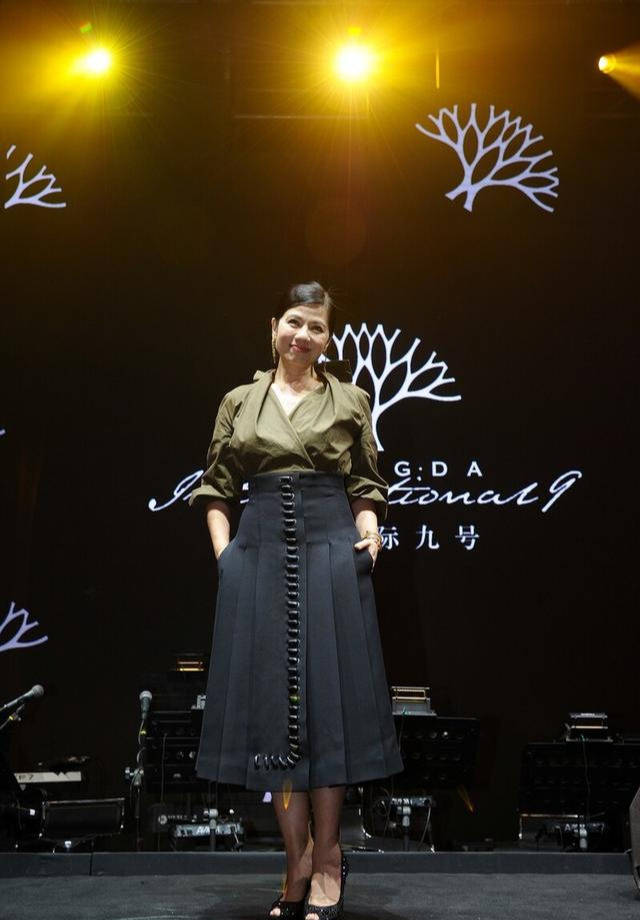 皱纹|真美女都不整容,钟楚红老了虽有皱纹,但气质优雅依然漂亮!