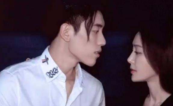 防走光|秦岚太保守？过马路猛拽裙子防走光，41岁却被誉为“鲜肉收割机”