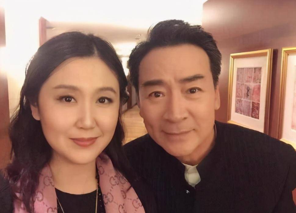 寇振海近照曝光,与小20岁娇妻齐出游,曾"被娶"桃色女王章小蕙