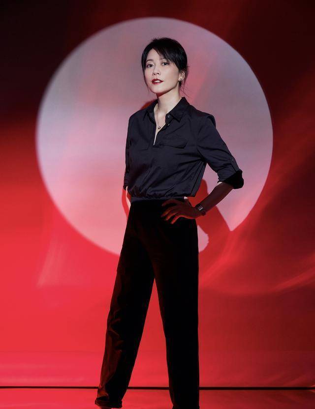 气质|俞飞鸿真是中年女性的典范，风衣配针织衫穿出高级感，哪像70后