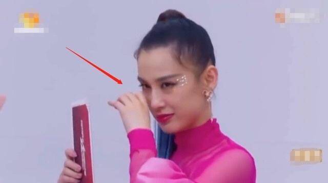 表情|原创黄圣依回应“浪姐”冷眼看伊能静，称被过度解读，不料好姐妹拆台