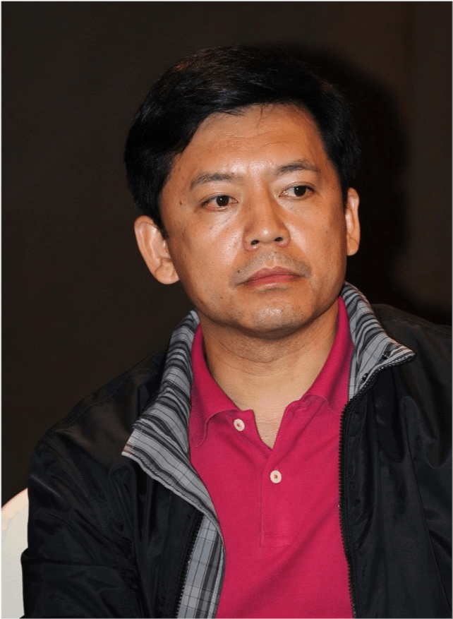 原创国家级演员何政军,为啥结婚多年无绯闻?看到他妻子是谁就明白了
