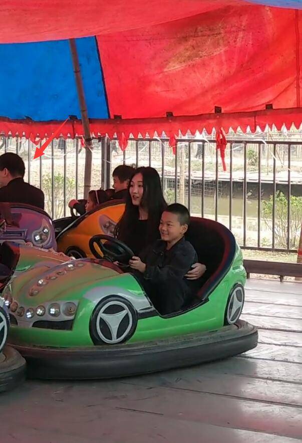 大衣哥儿子儿媳超甜蜜，小伟主动帮媳妇提包，