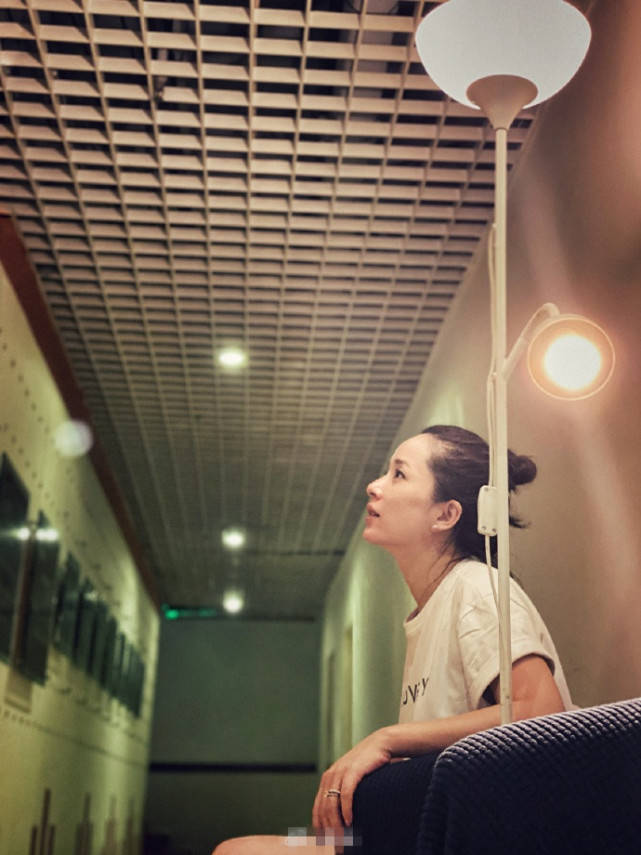 靳东老婆与妹妹合影,素颜笑出一脸褶