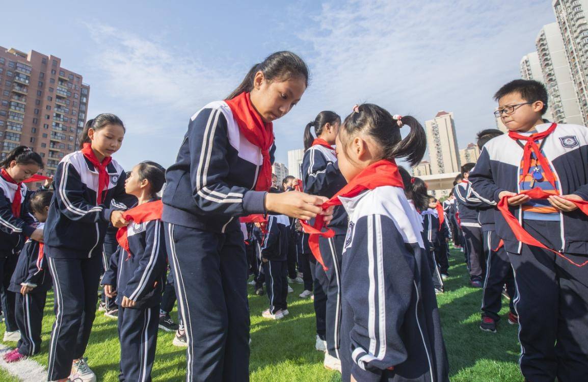 湖北黄石市白马山小学举行让孩子铭记一生的入队仪式