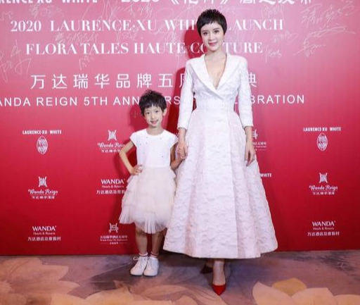 金巧巧为女儿庆生7岁女儿寸头像假小子她自己却穿得像小公主