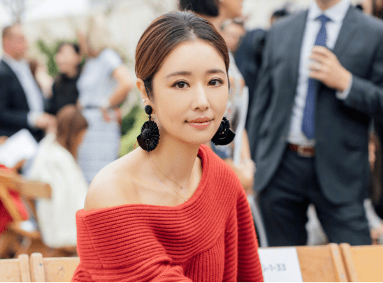 林心如新戏路透图,身材高挑但面部下垂无少女感