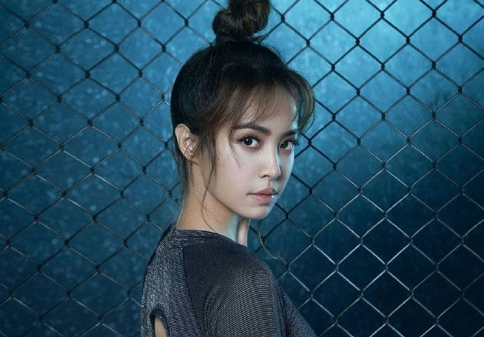 蔡依林扎丸子头清爽利落,大方秀出紧实腹肌