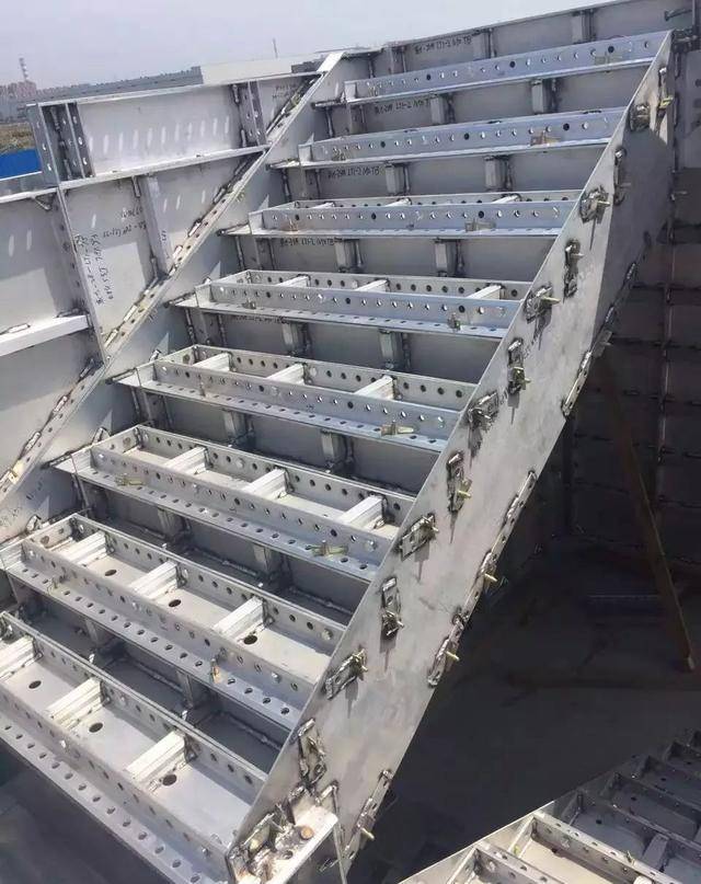 超详细的铝模设计之楼梯模板