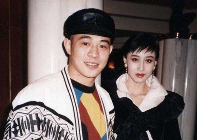 李连杰|李连杰17岁女儿晒美照，身材凹凸有致，一点不输利智