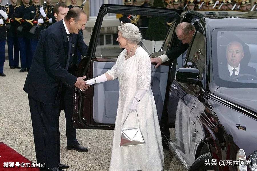 女王|94岁女王个人风格极其鲜明，不论穿什么颜色，总是搭同一款包包