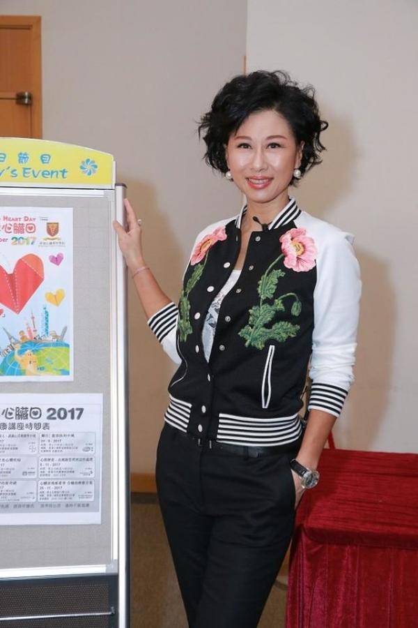 黑色|叶倩文才是冻龄的代表吧,不仅身材比例好,还有一种少女感