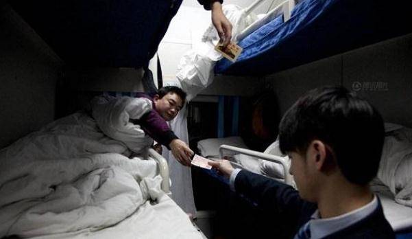 k53列车只卖卧铺票,因此被称为"流动酒店",其中乘客大部分来自东北和