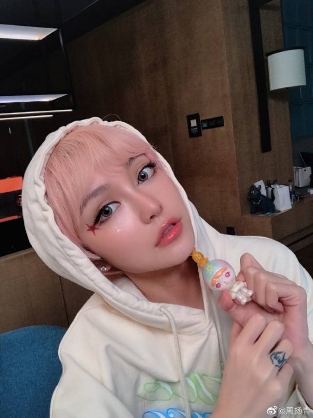 脸蛋|周扬青大秀公仔妆,粉发泪钻配透亮水嫩脸蛋,整个人美如洋娃娃