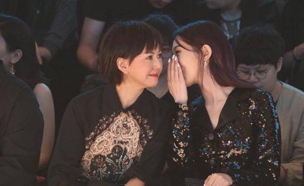 黄毛|孙燕姿身材比例真好，一身印花造型很显嫩，黄毛造型更青嫩