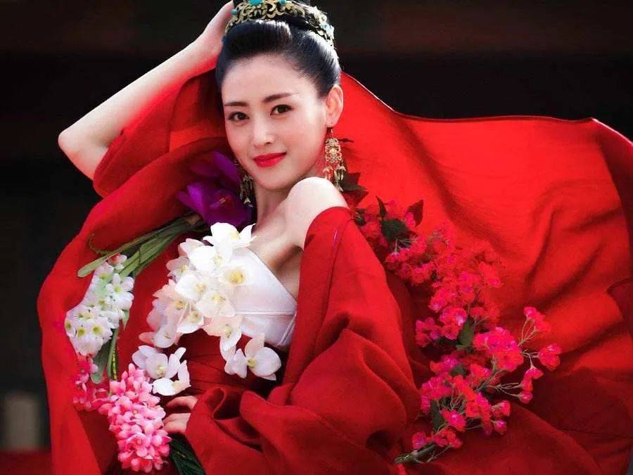 当红|张天爱穿深V领大秀魔鬼身材!当红美女雪肤娇嫩性感迷人