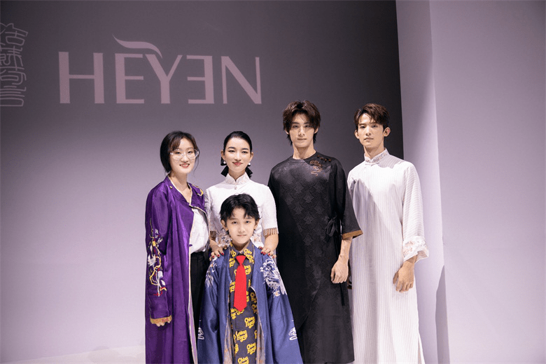 时装周|黄振宸上海春夏时装周前排看秀 少年意气风发