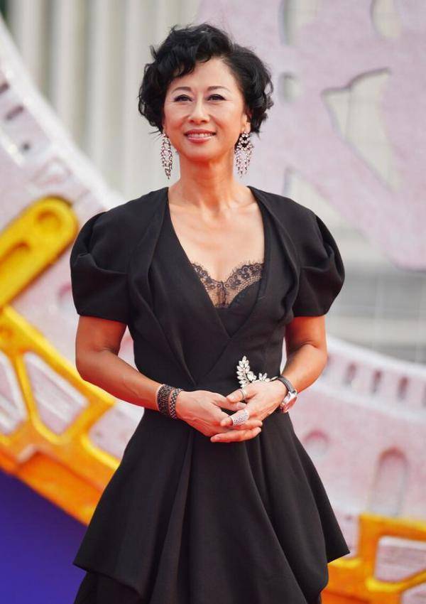 黑色|叶倩文才是冻龄的代表吧,不仅身材比例好,还有一种少女感