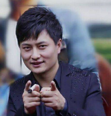 她是云飞前妻,老公星光大道成名后和她离婚,如今独自带女儿