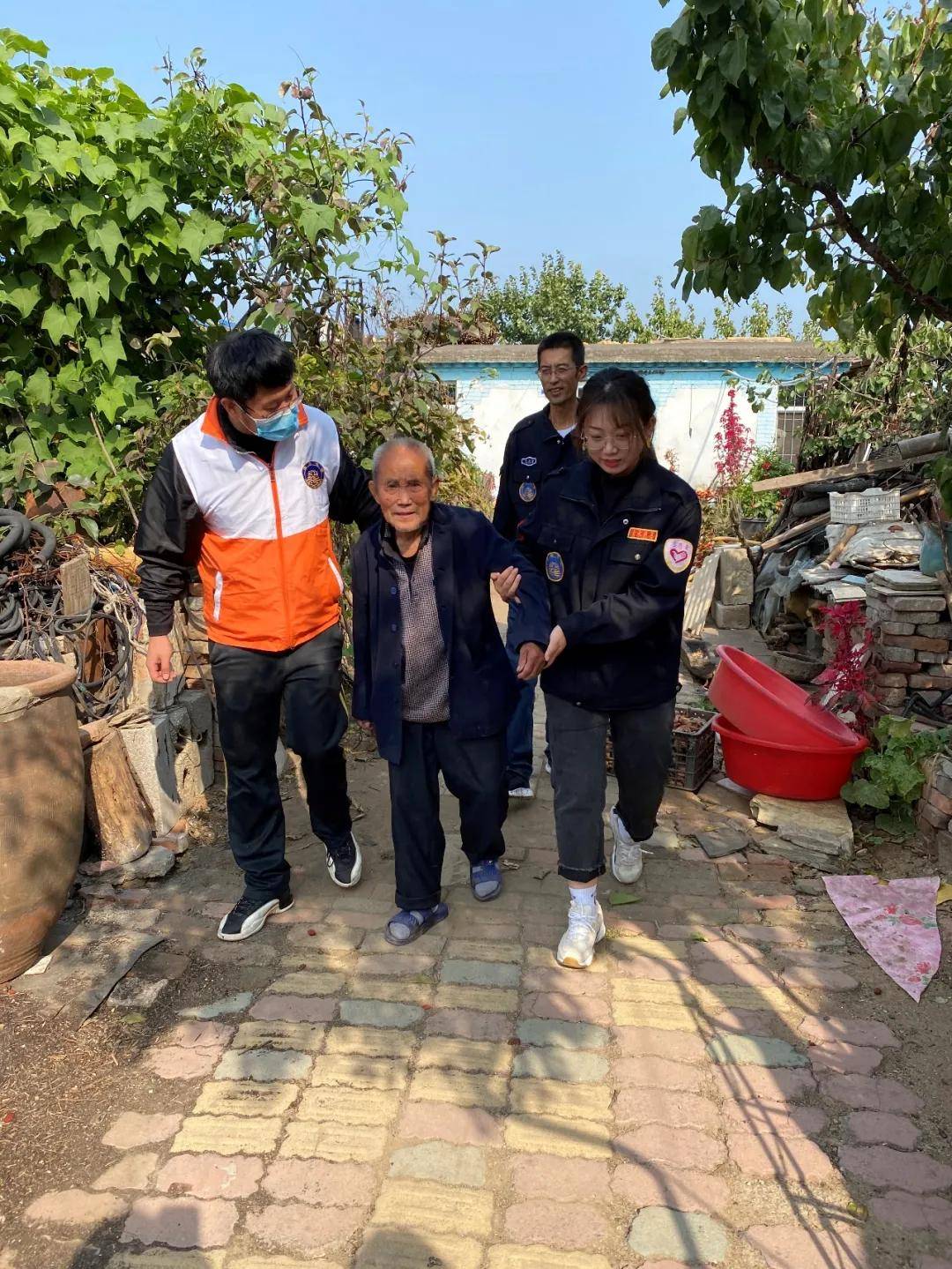 清水慈善为瓦房店祝华街道送爱心物资