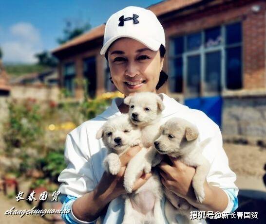 传奇网页私服丫鬟“彩霞”近照,优雅端庄气质好,依然活跃在演艺圈