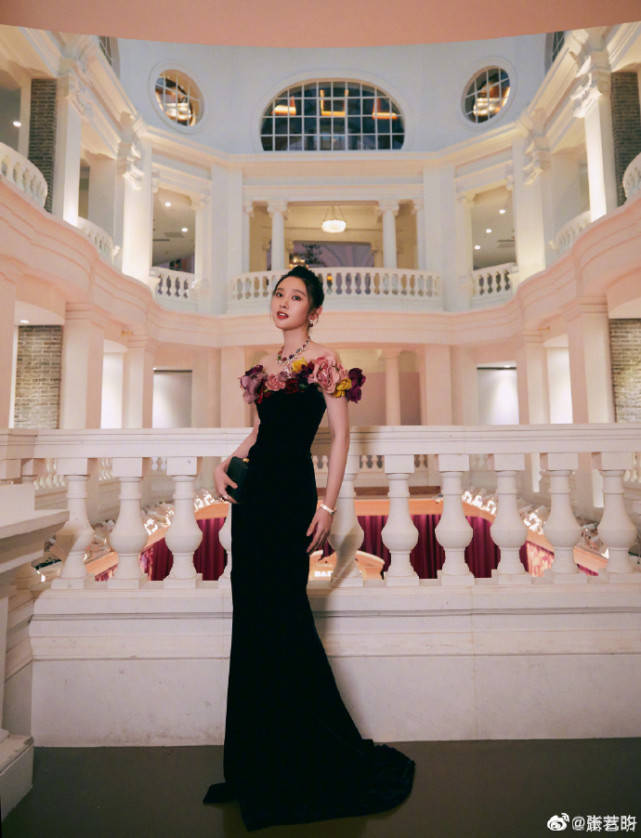 张若昀|唐艺昕产后首秀尽显女人味，窈窕身材抢镜，张若昀双重表白超甜蜜