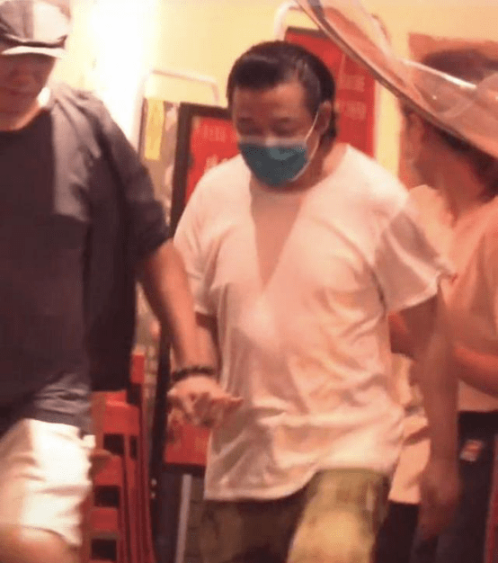 潘粤明携绯闻女友聚餐被拍,两人低调相恋多年