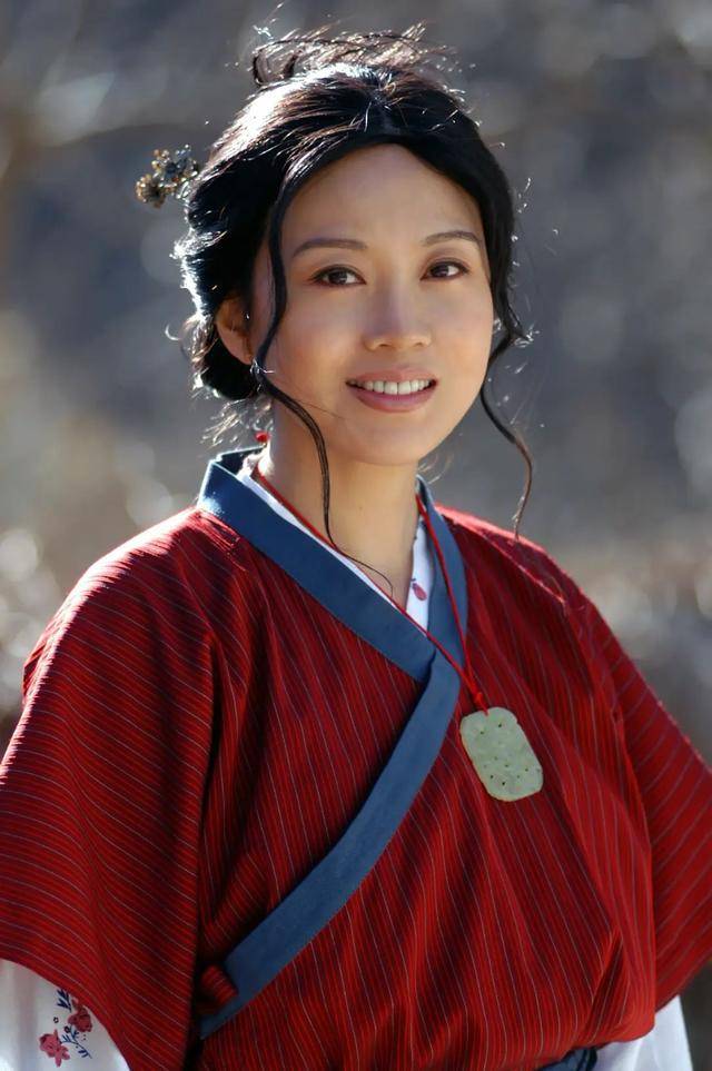 49岁闫妮脏辫亮相，8月获最佳女主角，22岁女儿参