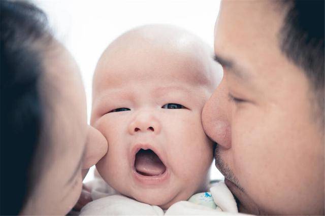 睡眠|我爸妈晚上想逗，老婆不让”：丈夫不懂带娃太可怕“孩子俩月
