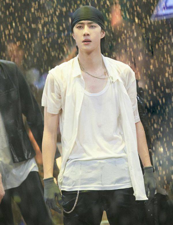 身材|王一博带货“赛车服”，修身设计秀男模身材，终于懂迷妹们眼光