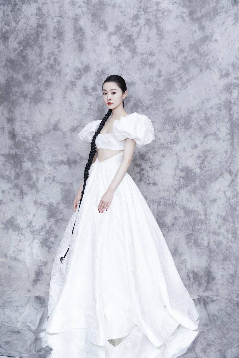 镂空|宋轶官宣成为知名珠宝品牌好友 镂空长裙出席活动优雅大方