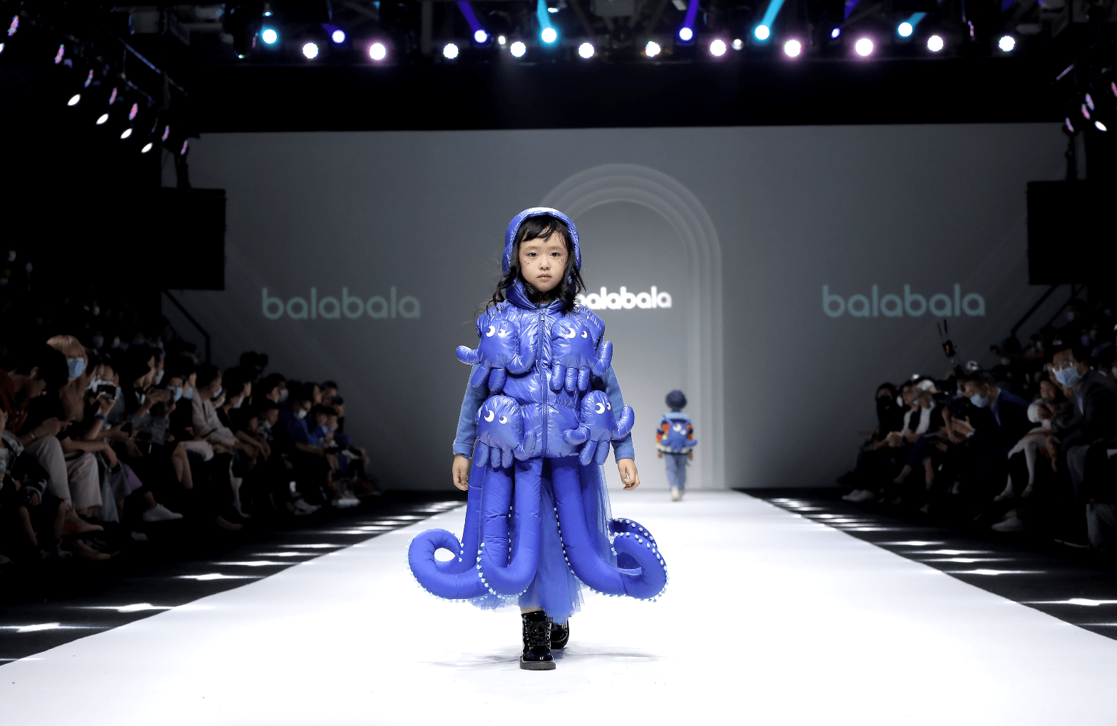 孩子|KIDSWEAR上海时装周开幕大秀——巴拉巴拉“绒我撒野”秋冬时尚大秀