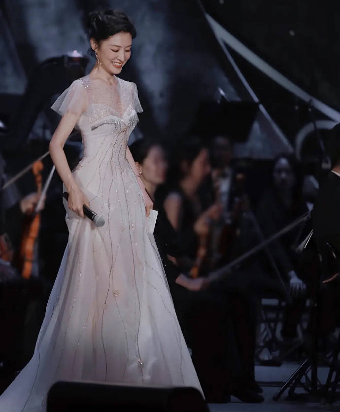 女人|明明52岁了，周涛怎么还那么优雅？女人该学会“冻龄”自己人生