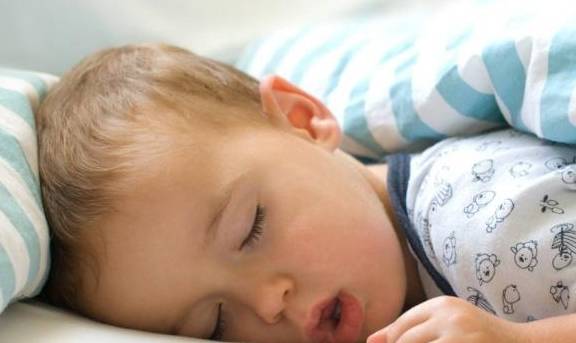 孩子|辟谣：孩子睡得多就能长高！主要是看生长激素分泌量不看时间长短