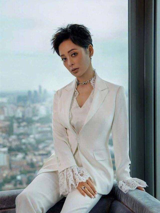 宁静|宁静出席活动挑错妆容，土黄色肤配超短发，脖子和脸颜色不一