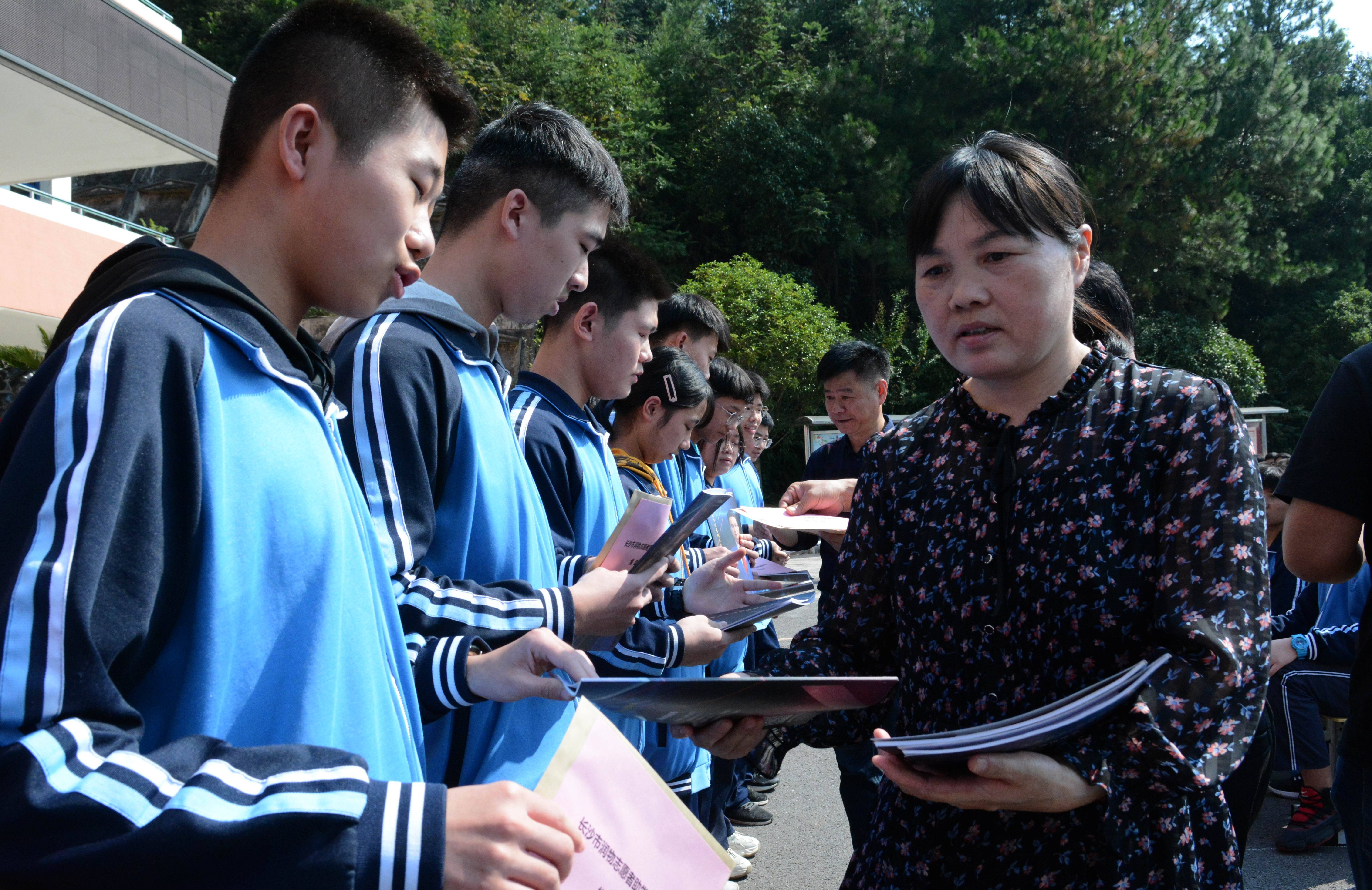 31名长沙知源中学学生领到总额4万元的"润物"励志助学