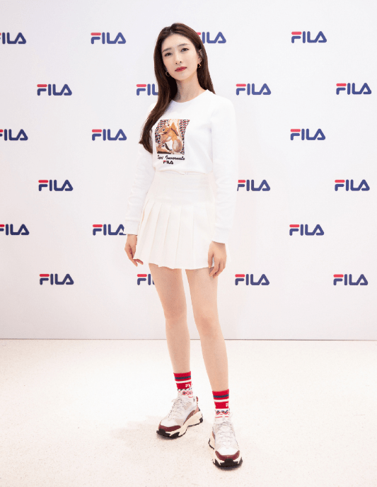 江疏影|34岁的江疏影再次挑战jk裙，谁知遭路人抓拍后，暴露真实腿长