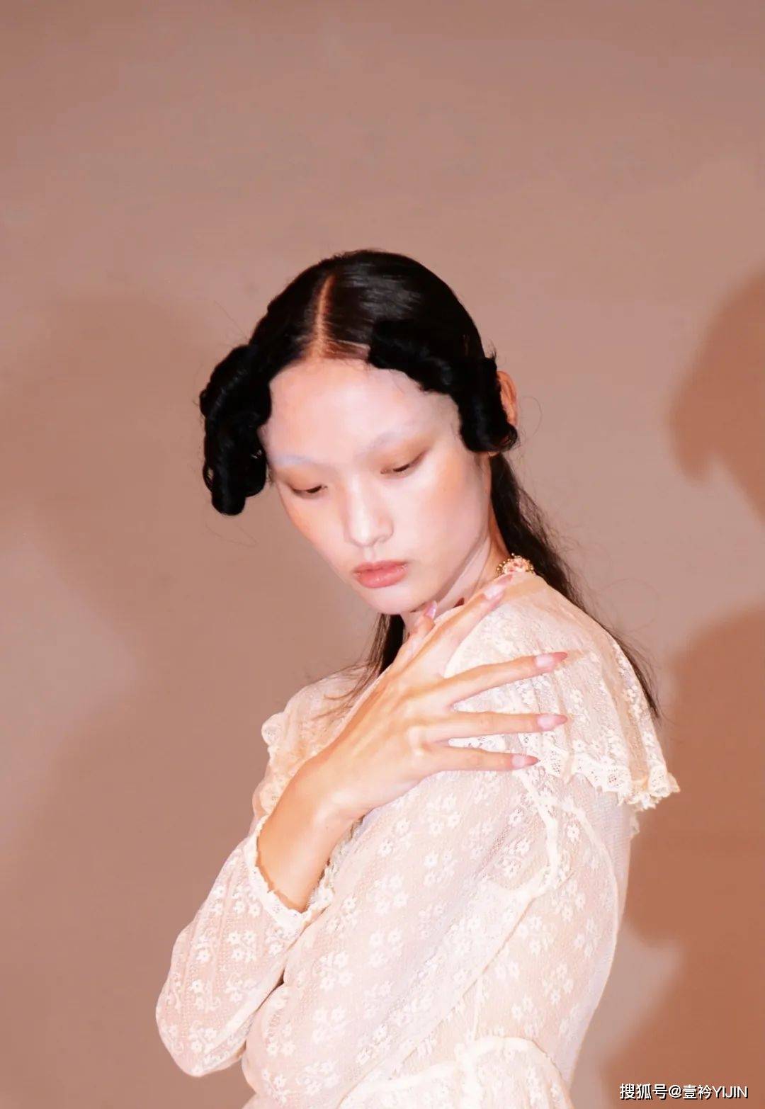 女性|新锐品牌yuhan wang国内首秀 | 极致的浪漫主义,拥抱女性的柔软力量