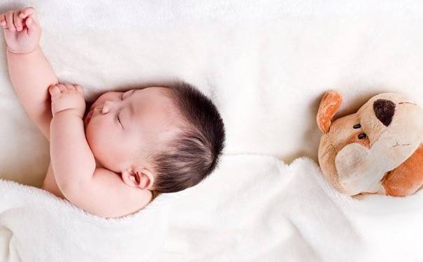 宝宝|影响发育,宝宝踢被子怎么办?试试这个办法天冷别让孩子这样睡